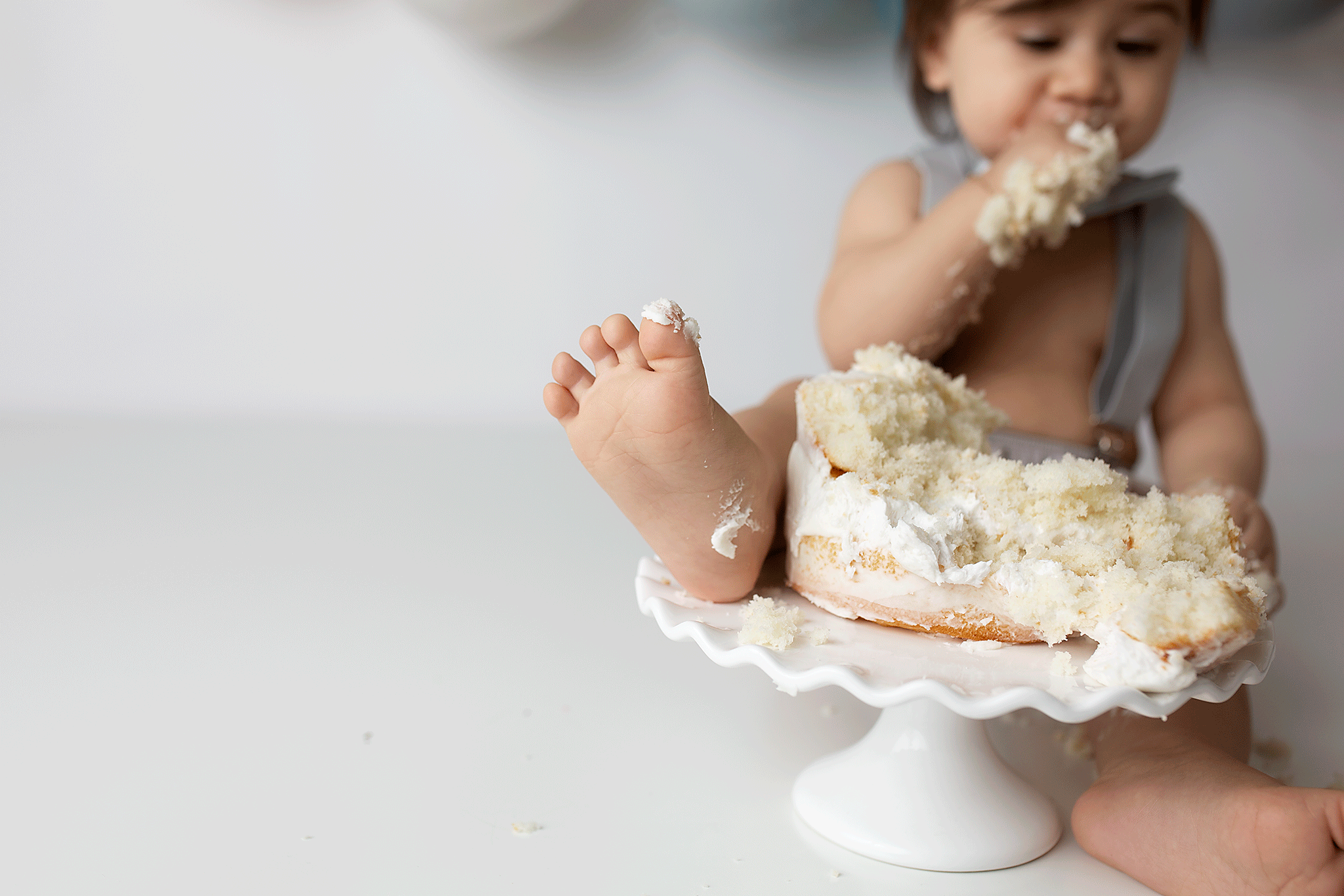 Modesto baby eating cake at photography session