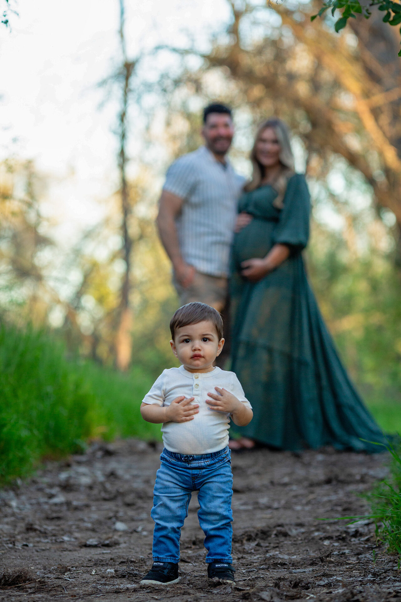 roseville maternity photographer expecting couple outdoor session