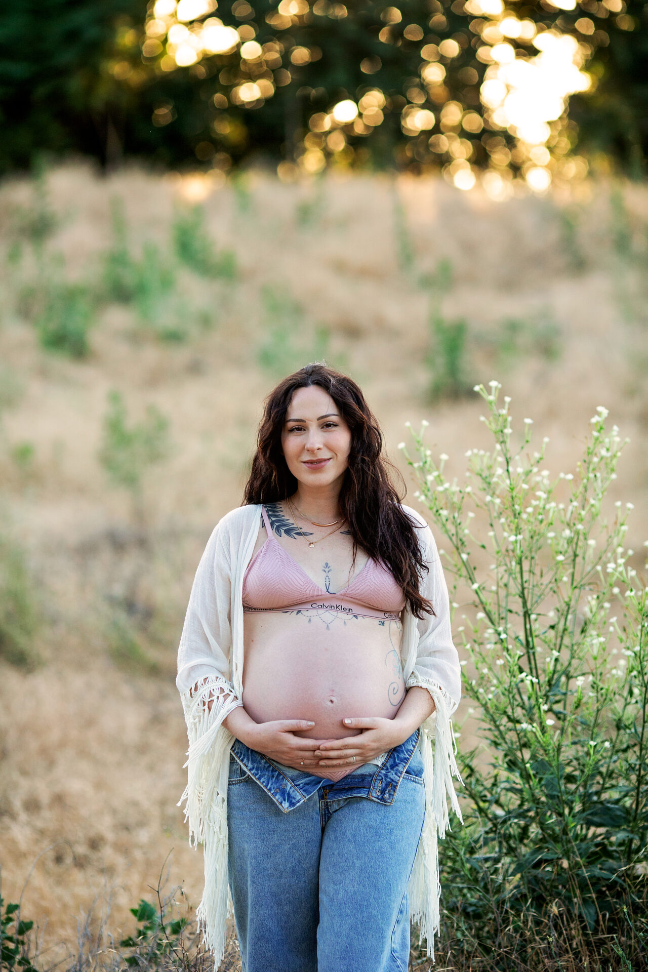 Casual maternity outfit jeans and top Sacramento session