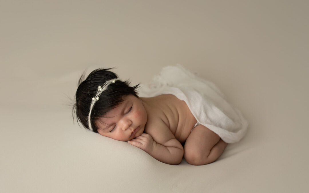 What to Expect During a Newborn Session | Behind the Scenes